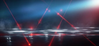 M?rk gata, reflexion av neonljus p? v?t asfalt Str?lar av ljust och r?tt laser-ljus i m?rkret arkivbild M?rk gata, reflexion av neonljus p? v?t asfalt Str?lar av ljust och r?tt laser-ljus i m?rkret arkivbild