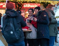 Męski i kobieto pozuje dla fotografii przy Gendarmenmarkt, Berl zdjęcie stock Męski i kobieto pozuje dla fotografii przy Gendarmenmarkt, Berl zdjęcie stock