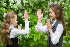 Ma?e dziewczynki w eleganckich mundurkach szkolnych bawi? si? outdoors w kwitnie jab?ko parku obraz stock Ma?e dziewczynki w eleganckich mundurkach szkolnych bawi? si? outdoors w kwitnie jab?ko parku obraz stock