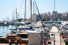 Ma?e ?eglowanie ?odzie, jachty i dokowali przy portem Piraeus, Grecja zdjęcia royalty free Ma?e ?eglowanie ?odzie, jachty i dokowali przy portem Piraeus, Grecja zdjęcia royalty free