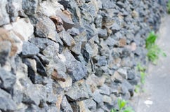 Ma?onnerie en pierre rugueuse grise sur la texture de fa?ade photographie stock libre de droits Ma?onnerie en pierre rugueuse grise sur la texture de fa?ade photographie stock libre de droits