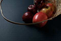 Ma??s vermelhas maduras em uma cesta imagens de stock Ma??s vermelhas maduras em uma cesta imagens de stock