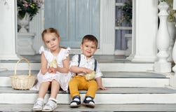Ma soeur et jeune frère s'asseyant sur les escaliers à la maison et Photos libres de droits Ma soeur et jeune frère s'asseyant sur les escaliers à la maison et Photos libres de droits