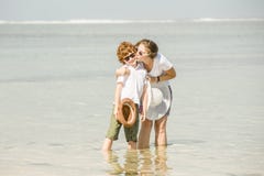 ma synów macierzystych potomstwa plażowa zabawa fotografia stock ma synów macierzystych potomstwa plażowa zabawa fotografia stock