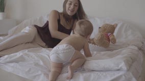 Ma?y dziecko bawi? si? na ? zbiory wideo Ma?y dziecko bawi? si? na ? zbiory wideo