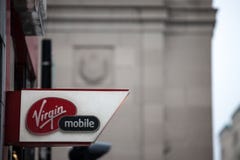 Maagdelijk mobiel embleem op hun hoofdwinkel voor het centrum van Montreal Een deel van Richard Branson Virgin-Groep stock foto Maagdelijk mobiel embleem op hun hoofdwinkel voor het centrum van Montreal Een deel van Richard Branson Virgin-Groep stock foto