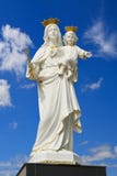 Maagdelijke Mary met Baby Jesus op blauwe hemel Royalty-vrije Stock Foto's Maagdelijke Mary met Baby Jesus op blauwe hemel Royalty-vrije Stock Foto's