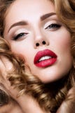 Maak omhoog Glamourportret van mooi vrouwenmodel met verse make-up en romantisch golvend kapsel royalty-vrije stock afbeelding Maak omhoog Glamourportret van mooi vrouwenmodel met verse make-up en romantisch golvend kapsel royalty-vrije stock afbeelding