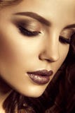 Maak omhoog Glamourportret van mooi vrouwenmodel met verse make-up en romantisch kapsel Stock Foto Maak omhoog Glamourportret van mooi vrouwenmodel met verse make-up en romantisch kapsel Stock Foto