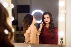 Maak omhoog kunstenaar die beroeps doen omhoog van jonge vrouw maken School van grimeurs stock foto Maak omhoog kunstenaar die beroeps doen omhoog van jonge vrouw maken School van grimeurs stock foto
