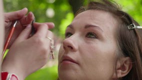 Maak omhoog kunstenaar toepast eyeliner op bodem van lashlines vóór photoshoot Langzame Motie stock video Maak omhoog kunstenaar toepast eyeliner op bodem van lashlines vóór photoshoot Langzame Motie stock video