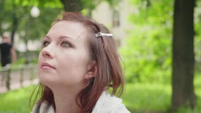Maak omhoog kunstenaar toepast schaduwen op meisjes` s ooglid vóór photoshoot stock footage Maak omhoog kunstenaar toepast schaduwen op meisjes` s ooglid vóór photoshoot stock footage