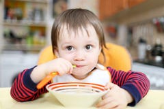 18 maanden baby het eten Stock Afbeelding