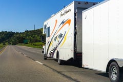 16 maart, 2019 Zoutmeren/CA/de V.S. - rv dat een grote aanhangwagen op een weg in centraal Californië sleept stock afbeelding 16 maart, 2019 Zoutmeren/CA/de V.S. - rv dat een grote aanhangwagen op een weg in centraal Californië sleept stock afbeelding