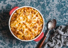 Mac y queso Macarrones con queso con la salsa de tomate de la carne fotografía de archivo Mac y queso Macarrones con queso con la salsa de tomate de la carne fotografía de archivo