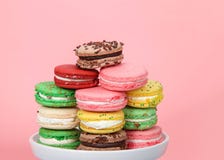 Macaron kakor på plattan på rosa bakgrund fotografering för bildbyråer Macaron kakor på plattan på rosa bakgrund fotografering för bildbyråer