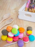Macaron setzte an einen hölzernen Löffel lizenzfreies stockfoto Macaron setzte an einen hölzernen Löffel lizenzfreies stockfoto