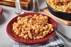 Macaronis au fromage de boeuf de BBQ photo libre de droits Macaronis au fromage de boeuf de BBQ photo libre de droits