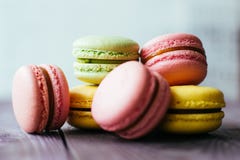 Macarons colorés cuits au four frais de biscuits de pâtisserie de macaron, macaronis sur une fin blanche de plat, vue d'angle fai images stock Macarons colorés cuits au four frais de biscuits de pâtisserie de macaron, macaronis sur une fin blanche de plat, vue d'angle fai images stock