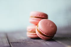 Macarons cor-de-rosa roxos cozidos frescos das cookies da pastelaria do bolinho de amêndoa, macarrão na exposição da loja, fim ac Foto de Stock Macarons cor-de-rosa roxos cozidos frescos das cookies da pastelaria do bolinho de amêndoa, macarrão na exposição da loja, fim ac Foto de Stock