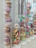 Macarons dans les hautes bouteilles en verre Repas doux images libres de droits Macarons dans les hautes bouteilles en verre Repas doux images libres de droits