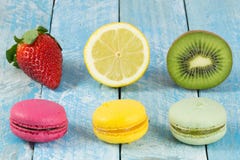 Macarons e frutta fresca colorati immagine stock Macarons e frutta fresca colorati immagine stock