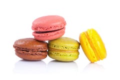 Macarons français sur un fond blanc image libre de droits Macarons français sur un fond blanc image libre de droits