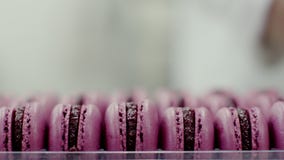 Macarons rosados listos con el atasco en el empaquetado, opinión del primer Macarons rosados listos con el atasco en el empaquetado, opinión del primer