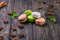 macarrones con el relleno de la baya, la crema del chocolate y el turrón en un soporte de madera imagen de archivo libre de regalías macarrones con el relleno de la baya, la crema del chocolate y el turrón en un soporte de madera imagen de archivo libre de regalías