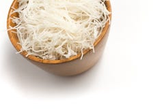 Macarronetes chineses Massa da aletria do arroz em uma bacia imagem de stock Macarronetes chineses Massa da aletria do arroz em uma bacia imagem de stock