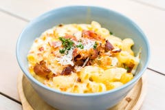 Macarrão com queijo e bacon fotos de stock royalty free Macarrão com queijo e bacon fotos de stock royalty free