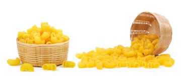 maccheroni nel canestro su fondo bianco fotografia stock maccheroni nel canestro su fondo bianco fotografia stock