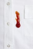 Macchia di Ketchap sulla camicia bianca immagine stock libera da diritti Macchia di Ketchap sulla camicia bianca immagine stock libera da diritti