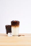 Macchiato för med is kaffe och lattei högväxt exponeringsglas arkivbild Macchiato för med is kaffe och lattei högväxt exponeringsglas arkivbild