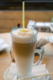 Macchiato Latte στο ψηλό γυαλί στον πίνακα στοκ φωτογραφία Macchiato Latte στο ψηλό γυαλί στον πίνακα στοκ φωτογραφία