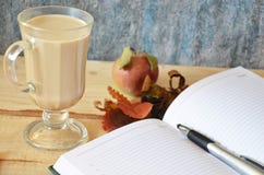 Macchiato latte кофе с сливк в стеклах на предпосылке окна, отмелом DOF стоковое изображение rf Macchiato latte кофе с сливк в стеклах на предпосылке окна, отмелом DOF стоковое изображение rf