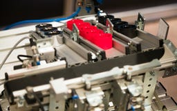 Macchina industriale che fa le parti di plastica Plastica complessa di fabbricazione del macchinario immagine stock libera da diritti Macchina industriale che fa le parti di plastica Plastica complessa di fabbricazione del macchinario immagine stock libera da diritti