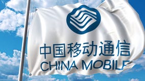 Machać flaga z China Mobile logem przeciw niebu i chmurom Redakcyjny 3D rendering ilustracja wektor Machać flaga z China Mobile logem przeciw niebu i chmurom Redakcyjny 3D rendering ilustracja wektor