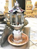 Machen Sie Verdienst Heizölkerze Glänzende Flamme im Öl, das in Tempel Thailand wartet lizenzfreie stockfotos Machen Sie Verdienst Heizölkerze Glänzende Flamme im Öl, das in Tempel Thailand wartet lizenzfreie stockfotos