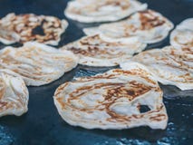 Machendes Roti, indische traditionelle Straßennahrung lizenzfreies stockbild Machendes Roti, indische traditionelle Straßennahrung lizenzfreies stockbild