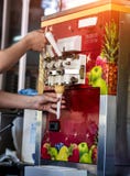 Machine automatique pour la production de la cr?me glac?e dans une tasse de gaufre image stock Machine automatique pour la production de la cr?me glac?e dans une tasse de gaufre image stock