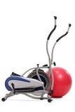 Machine croisée d'entraîneur et une boule de pilates photo libre de droits Machine croisée d'entraîneur et une boule de pilates photo libre de droits