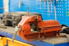 Machine de l'étau d'Engineer fixée à un établi photographie stock Machine de l'étau d'Engineer fixée à un établi photographie stock