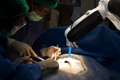 Machine robotique avancée de chirurgie à l'hôpital, advantag d'utilisation de docteur photographie stock Machine robotique avancée de chirurgie à l'hôpital, advantag d'utilisation de docteur photographie stock
