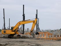 Machine utilis?e pour ?tablir le travail de base dans le grand chantier de construction photos libres de droits Machine utilis?e pour ?tablir le travail de base dans le grand chantier de construction photos libres de droits