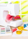 Machine à coudre et accessoires de couture photographie stock Machine à coudre et accessoires de couture photographie stock