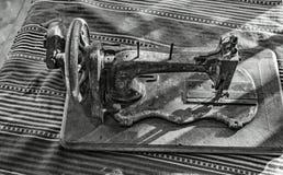 Machine à coudre manuelle très vieille photographie stock Machine à coudre manuelle très vieille photographie stock