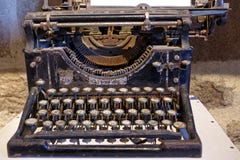 MACHINE À ÉCRIRE ANTIQUE, ARTICLE DU ` S DE COLLECTEUR image stock MACHINE À ÉCRIRE ANTIQUE, ARTICLE DU ` S DE COLLECTEUR image stock