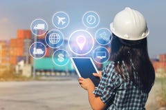 Machinez la main tenant le comprimé numérique avec l'hologramme sur le cont avant photo libre de droits Machinez la main tenant le comprimé numérique avec l'hologramme sur le cont avant photo libre de droits