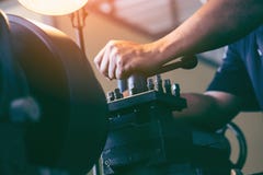 Machiniste professionnel : machine de meulage fonctionnante de tour d'homme photographie stock Machiniste professionnel : machine de meulage fonctionnante de tour d'homme photographie stock